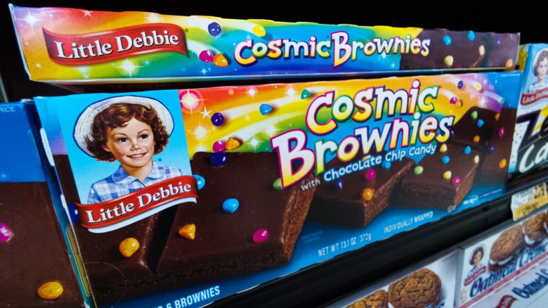 little debbie cosmic brownies on grocery shelf