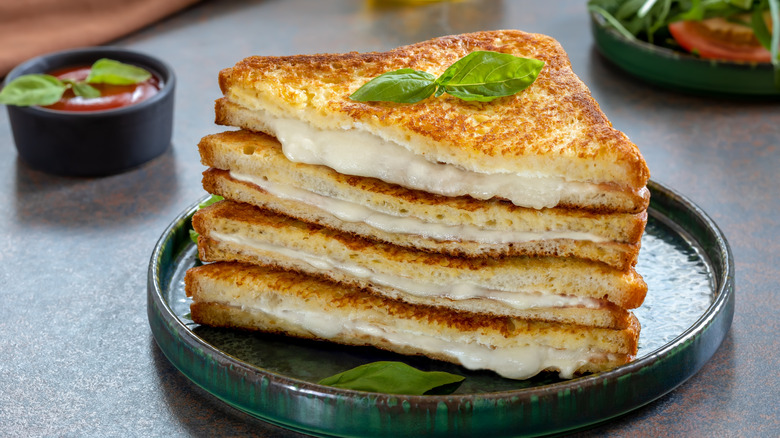 Fried sandwich with mozzarella cheese served with marinara sauce.