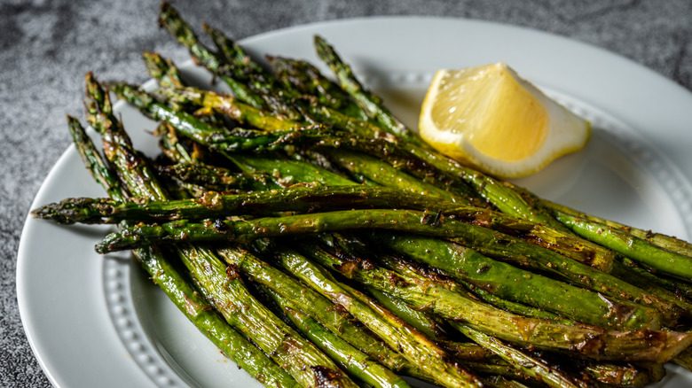 A plate of crispy cooked asparagus stalks