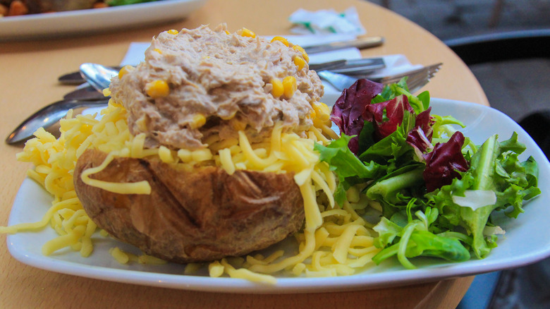 jacket potato with tuna and greens