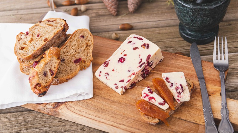 Cranberry compound butter with cranberry bread