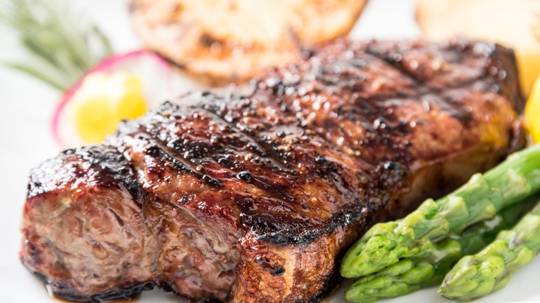 grilled steak dinner with asparagus
