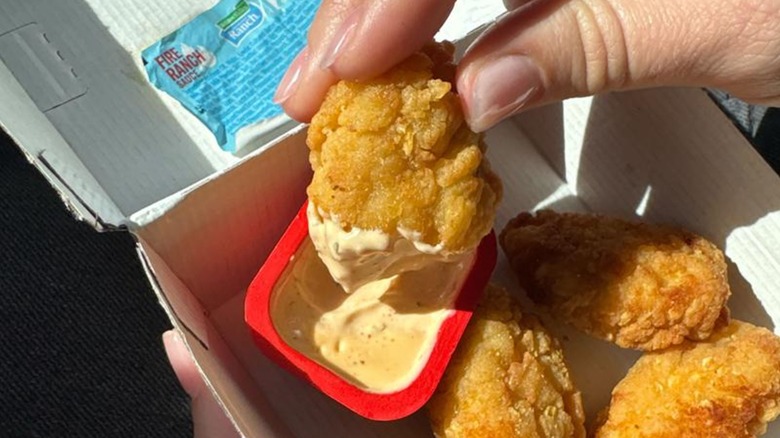 hand holds taco bell nuggets