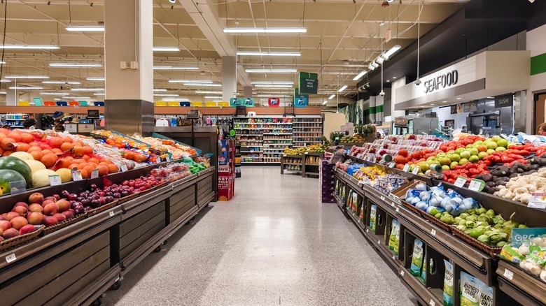 publix produce section with center aisle