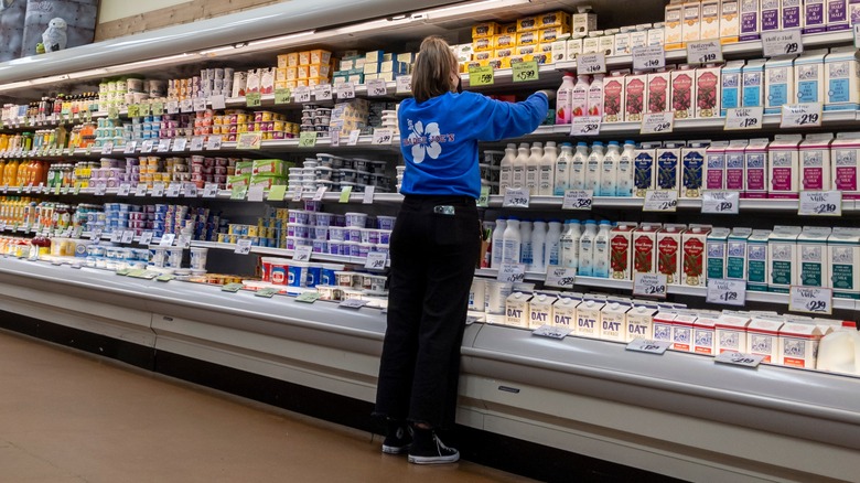 trader joe's employee stocking shelves