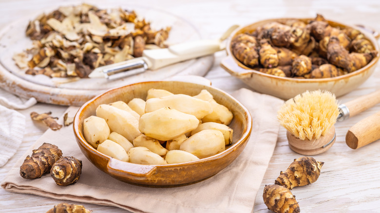 Raw, peeled Jerusalem artichokes in bowl