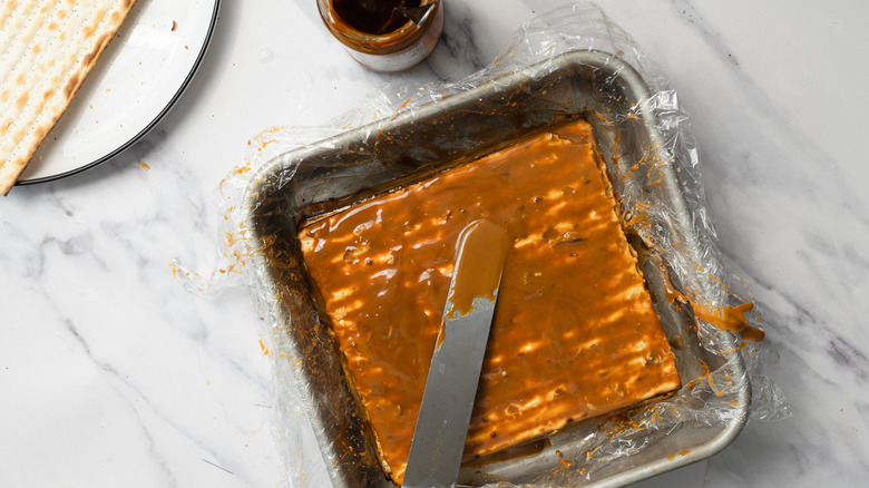 Stacking matzos with dulce de leche