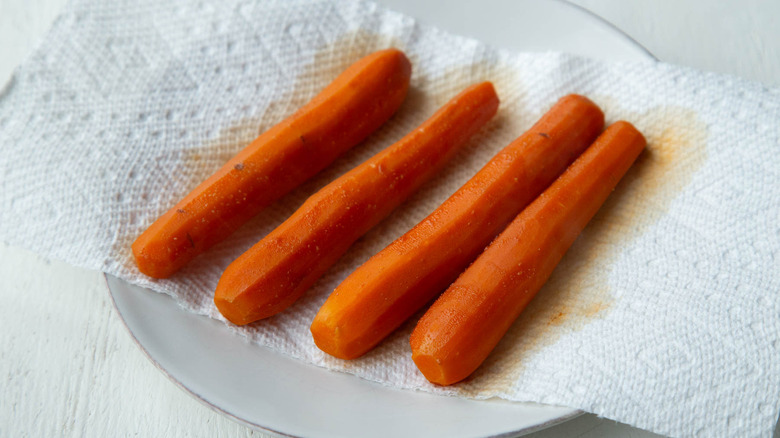carrots drying on paper towel