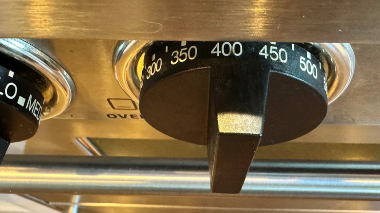 Close up of oven temperature dial at 425 degrees Fahrenheit