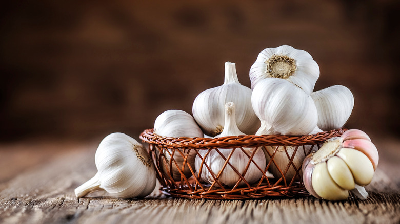 Peeled and unpeeled garlic in a basket