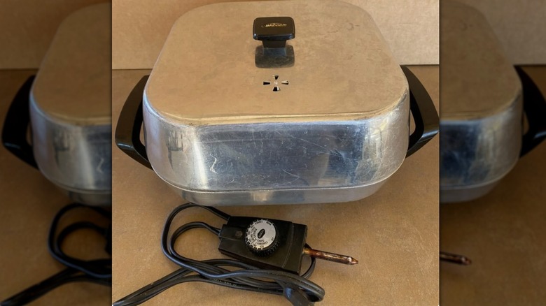 An electric skillet