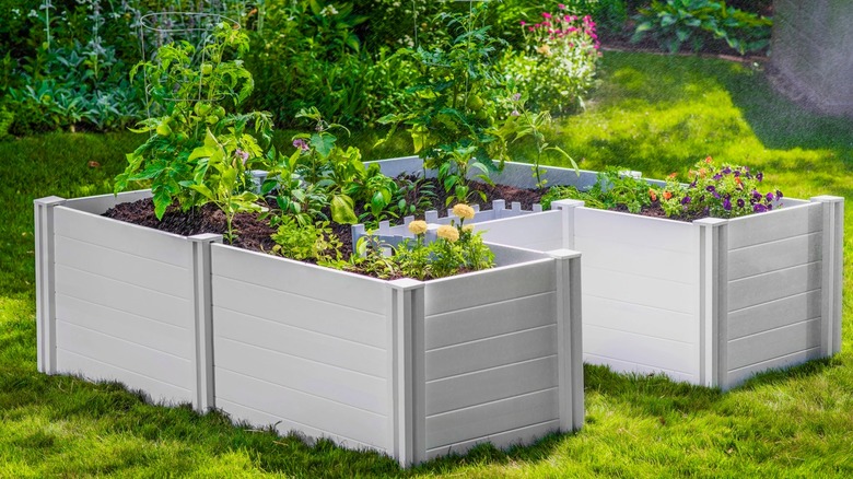 Vita Keyhole Composting Garden Bed