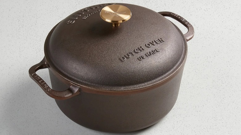 Top-down view of the Smithey 5.5-quart Dutch oven