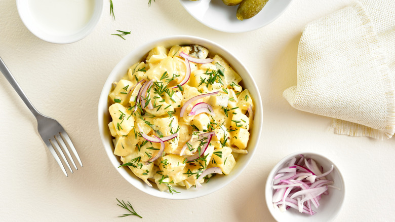 A white bowl of Norwegian potetsalat