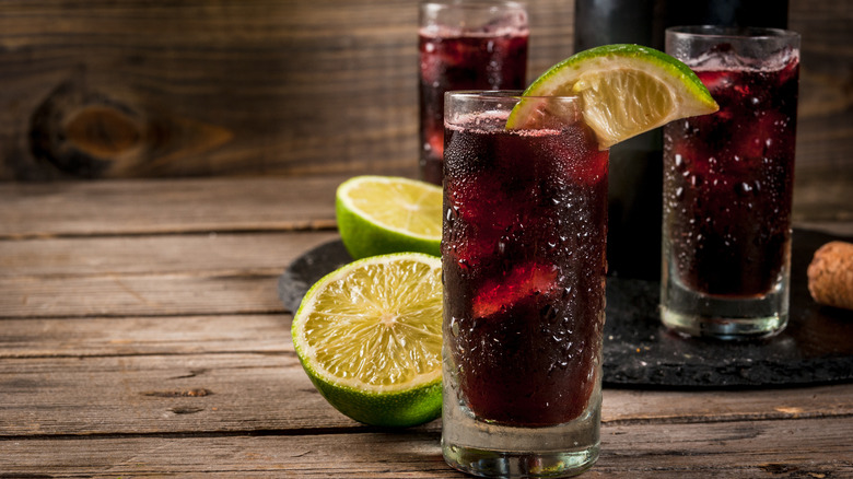 Kalimotxo with a lime wedge and ice