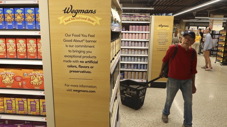 customer pulls cart through wegmans