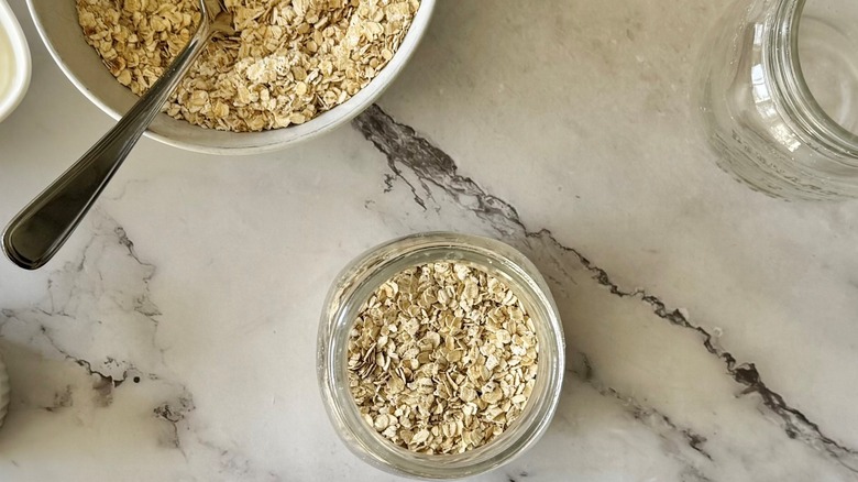 dry oats in mason jar