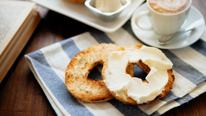 bagel with cream cheese 