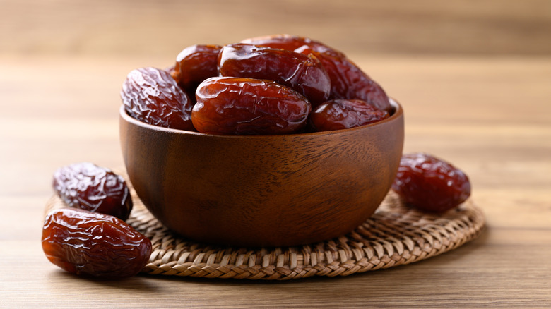 A bowl of Medjool dates