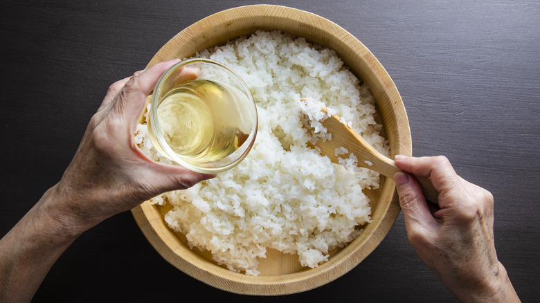 adding vinegar to rice