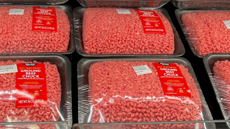 ground chuck in packages in grocery store case