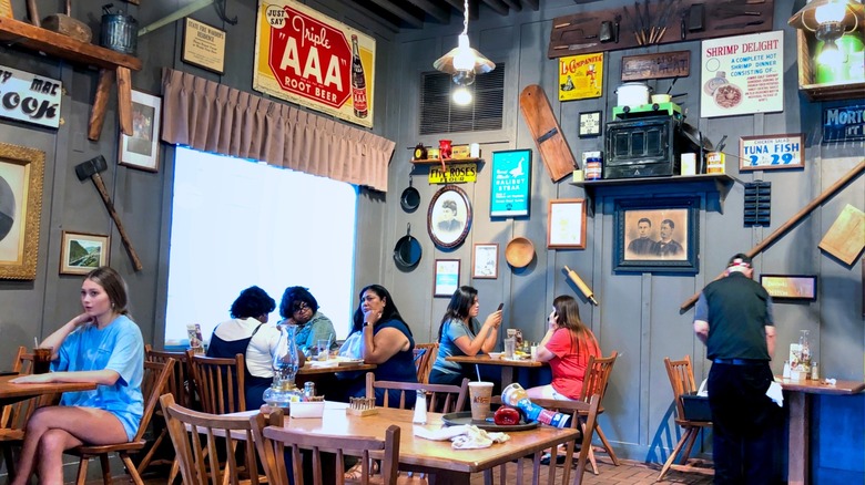 cracker barrel dining room in south carolina