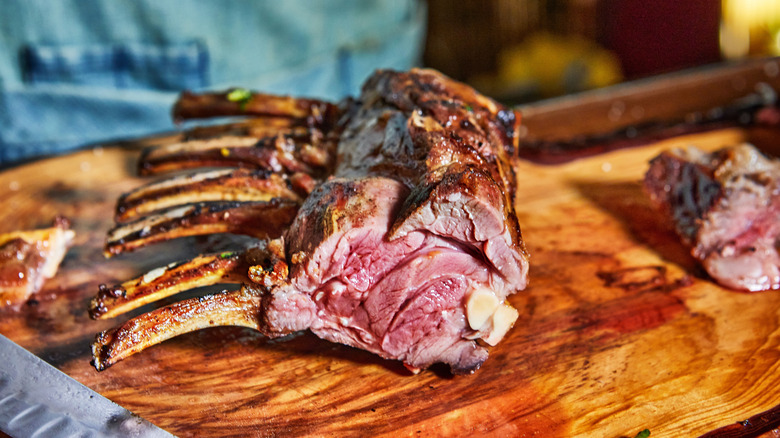 A rack of grilled lamb chops on a cutting board