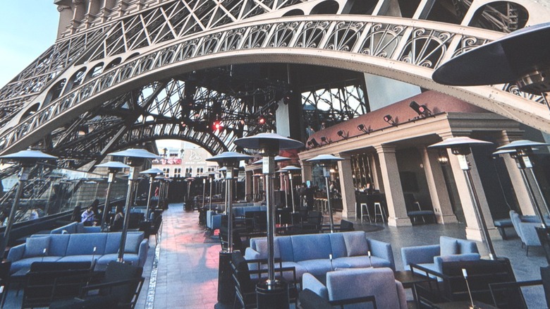 Diners at the Chéri Rooftop in Nevada