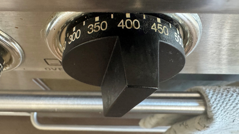 Oven temperature control knob set to 400 F