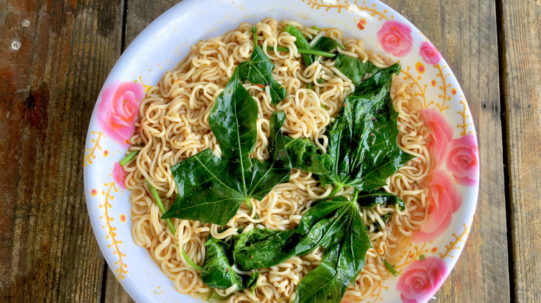 Boiled noodles with leafy green veggies