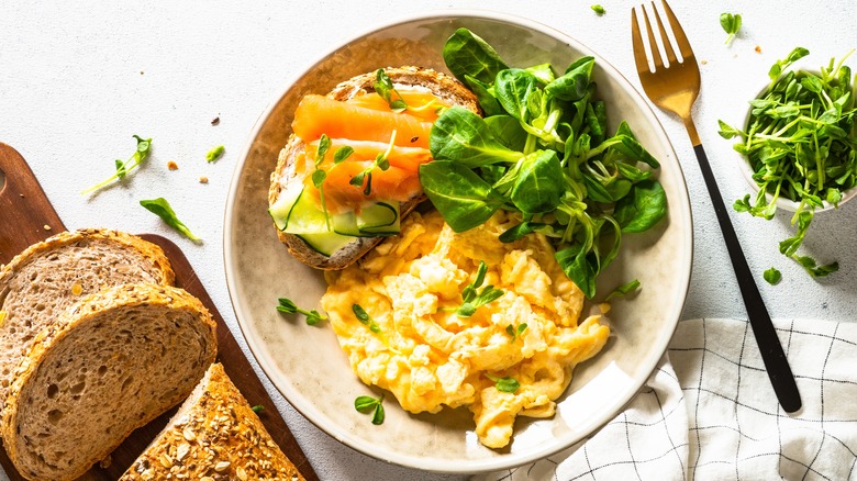 Scrambled eggs on a plate 