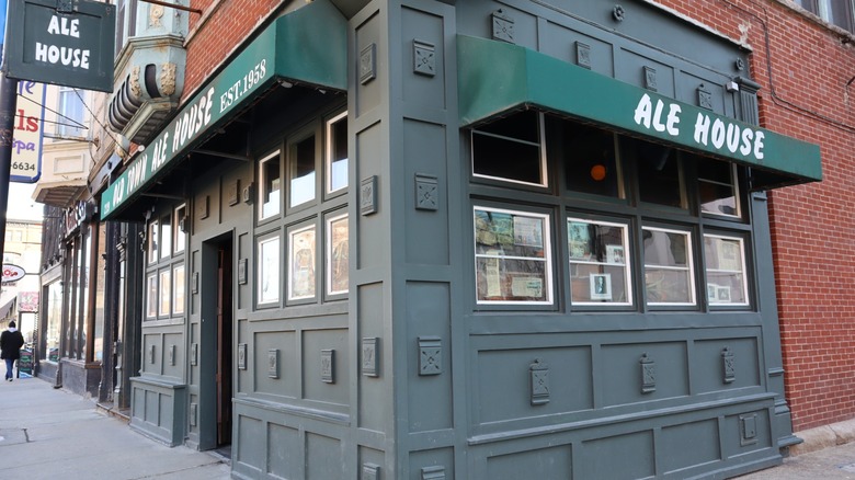 old town ale house in chicago with awnings