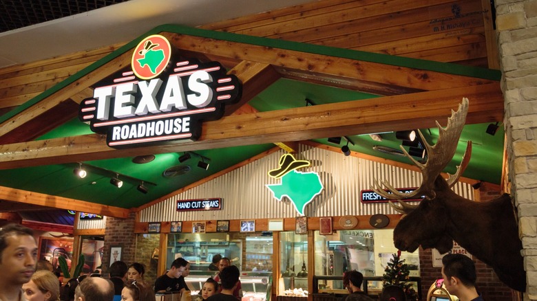 interior shot of texas roadhouse restaurant