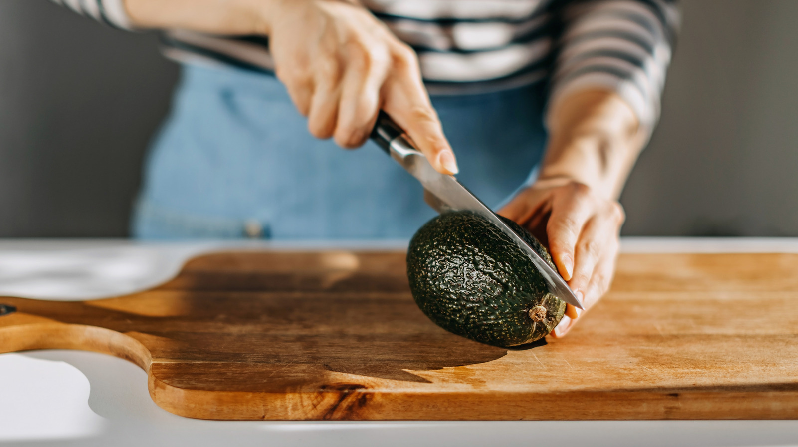 https://www.foodie.com/img/gallery/the-only-knife-you-should-be-using-to-cut-avocados/l-intro-1691699269.jpg