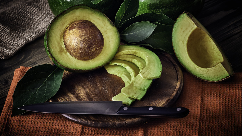 https://www.foodie.com/img/gallery/the-only-knife-you-should-be-using-to-cut-avocados/why-metal-knives-cause-avocados-to-brown-1691699269.jpg