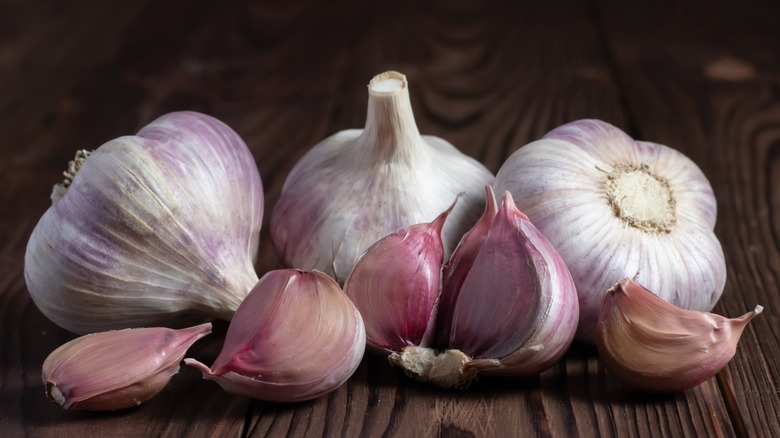 Full heads and individual cloves of garlic.