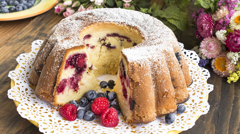Berry bundt cake