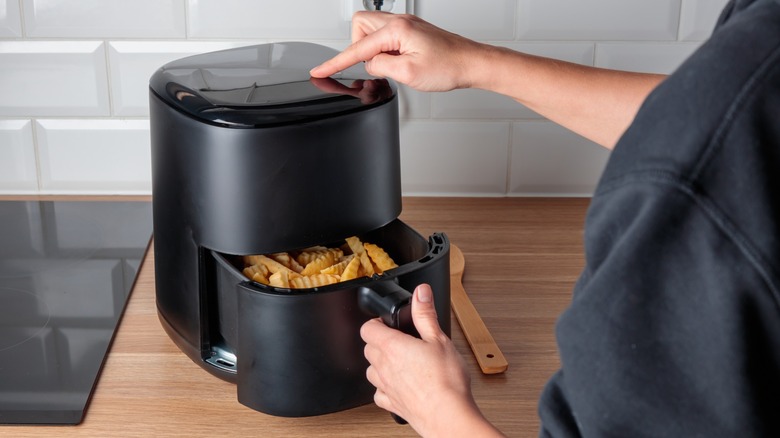 using an air fryer to heat up crinkle cut french fries