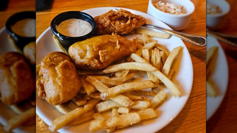 A plate of fried fish and chips from Applebee's