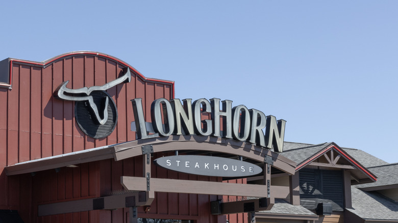 The outside of a LongHorn Steakhouse