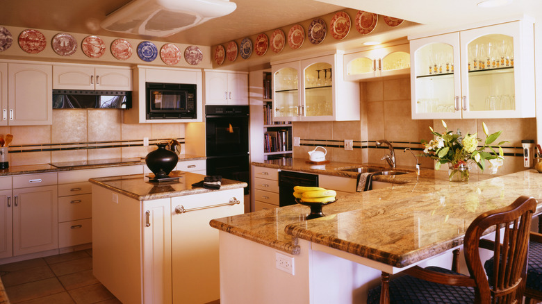 1993 kitchen with displayed decorative plates