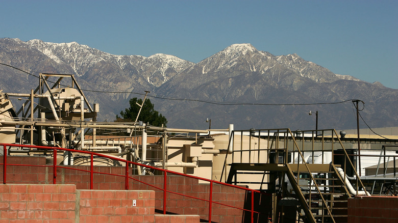 Westland-Hallmark Meat Packing Company location in 2008, mountains in background.