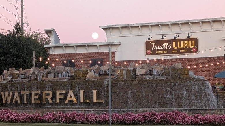 truett's luau exterior with full moon