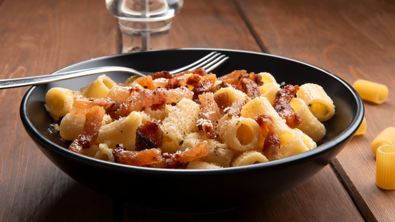 A bowl of pasta alla gricia