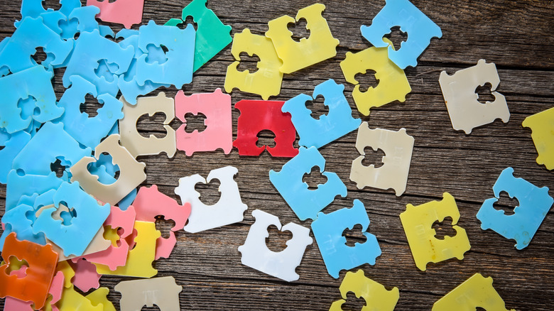Bread clips in various colors
