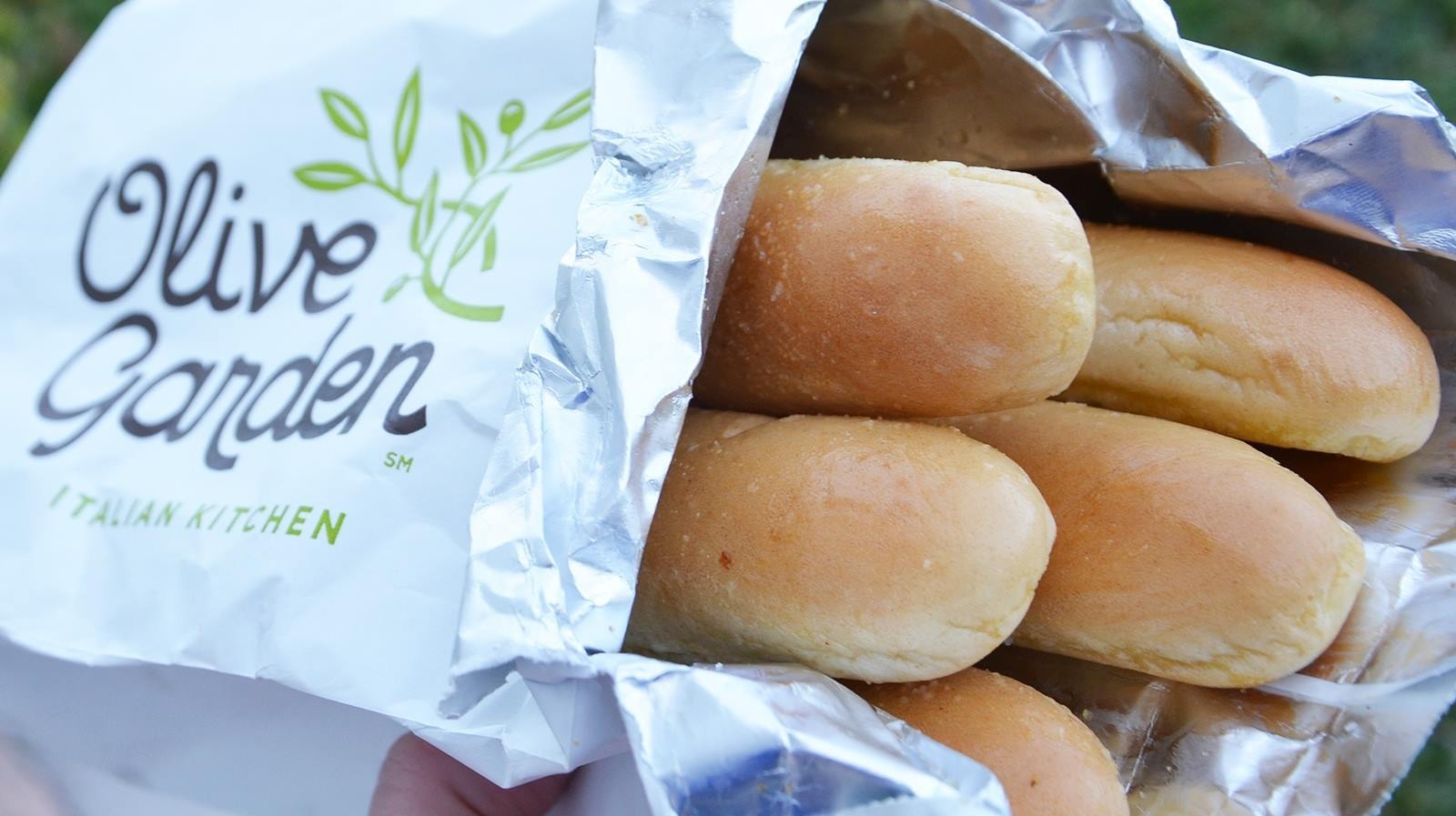 TikTok Is Roasting Olive Garden Over 'Hot Dog Bun' Breadsticks