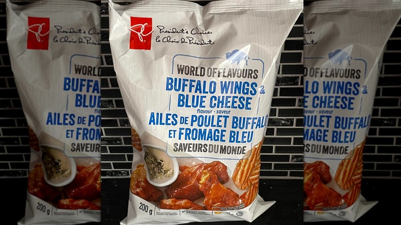 A pack of President's Choice Buffalo wings & blue cheese chips
