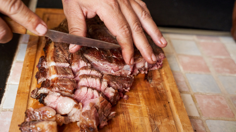 Hards cut steak with a knife