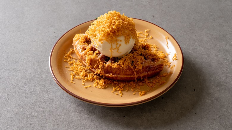 croiffle with ice cream and brunost