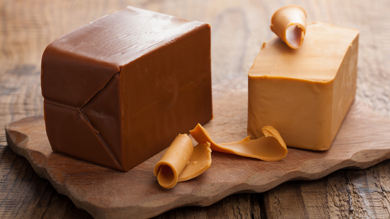 light and dark brunost